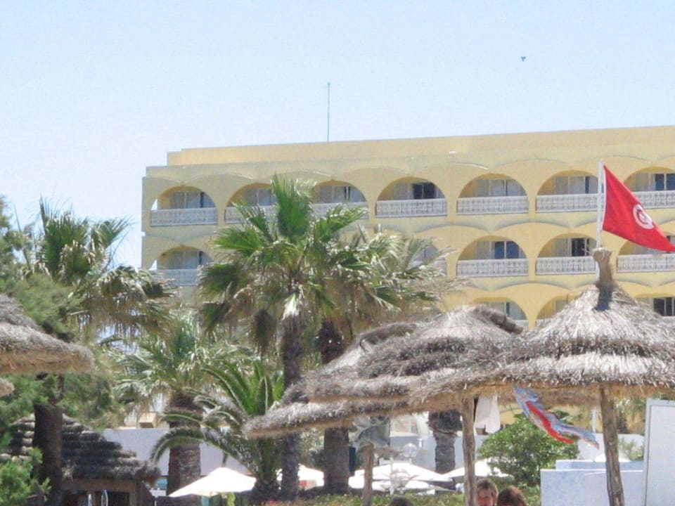 Blick aufs Hotel vom Strand Calimera One Resort Jockey