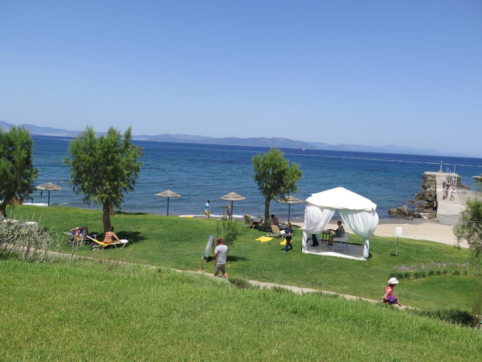 Blick auf die Liegewiese TUI BLUE Oceanis Beach and Spa Resort