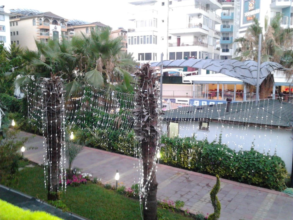 Seitl. Blick vom Balkon zur Straße Alaaddin Beach - Adults only