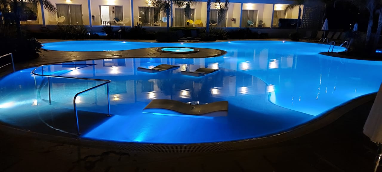 Pool Casa con plieta, en country con lago a 20 minutos de CABA