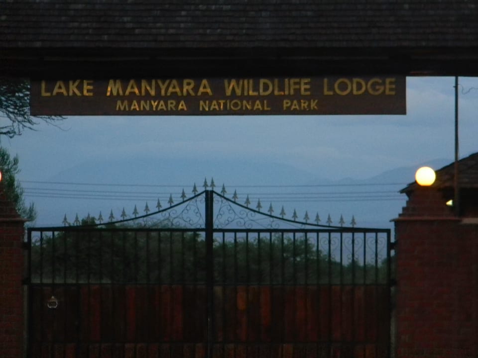 Die Lodge ist weiträumig mit einer Mauer umgeben Manyara Wildlife Safari Camp