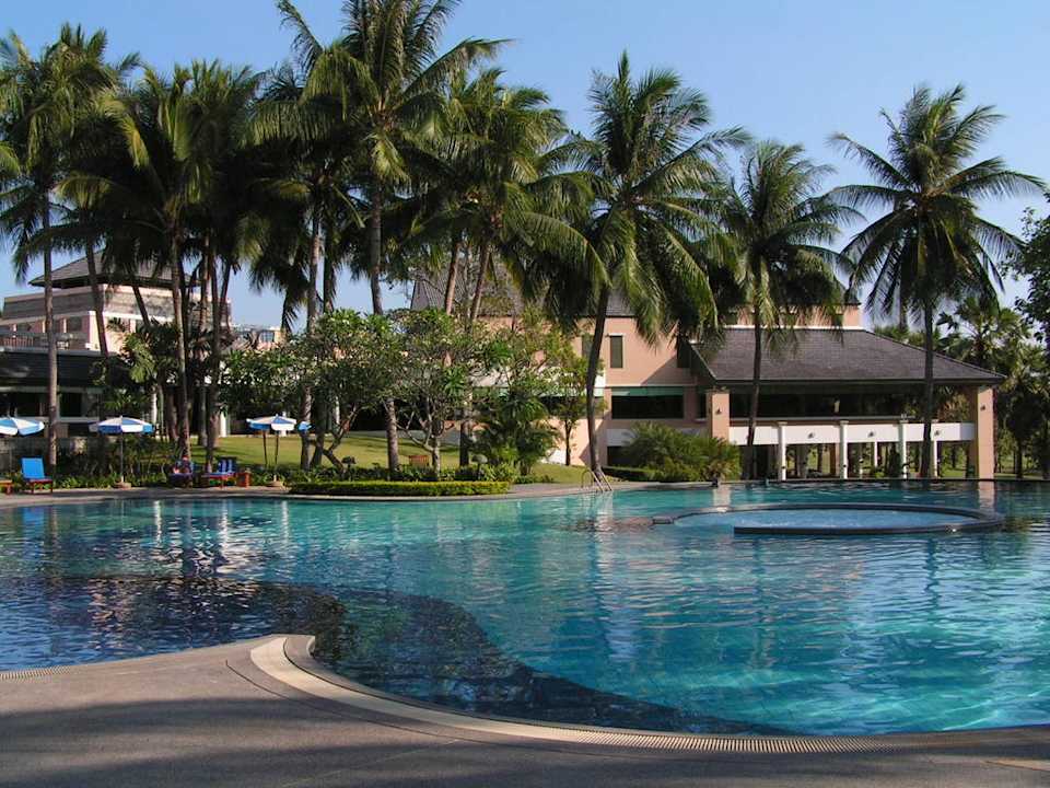 Pool und Hotel im Hintergrund Hotel The Imperial Lake View