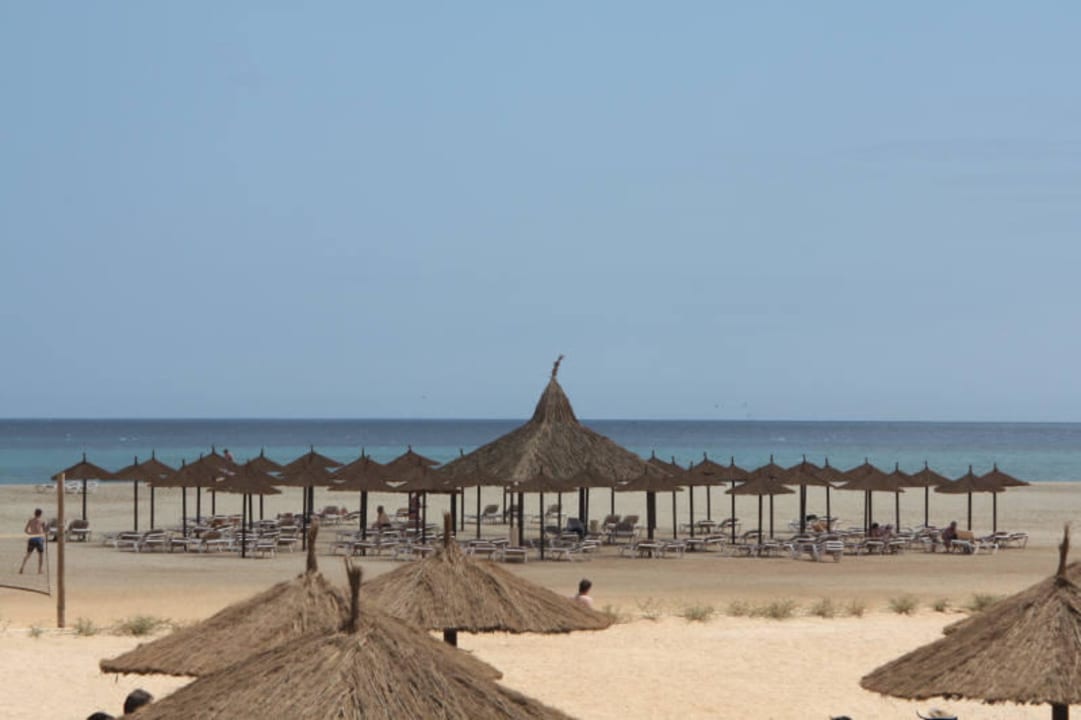 Schön angelegter Strand Hotel Riu Touareg
