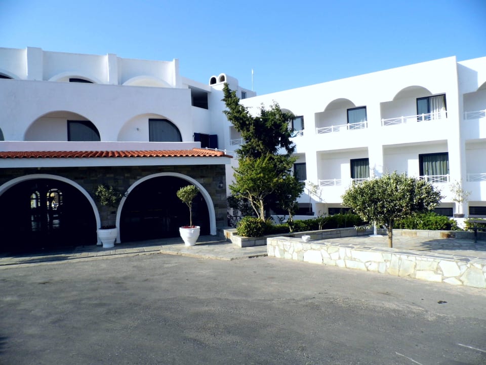 Wejście do hotelu Peninsula Resort & Spa