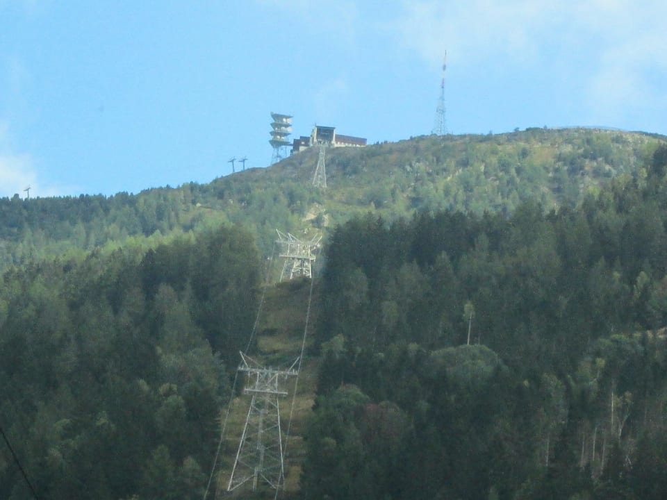...von der Talstation aus gesehen Venet Gipfelhütte
