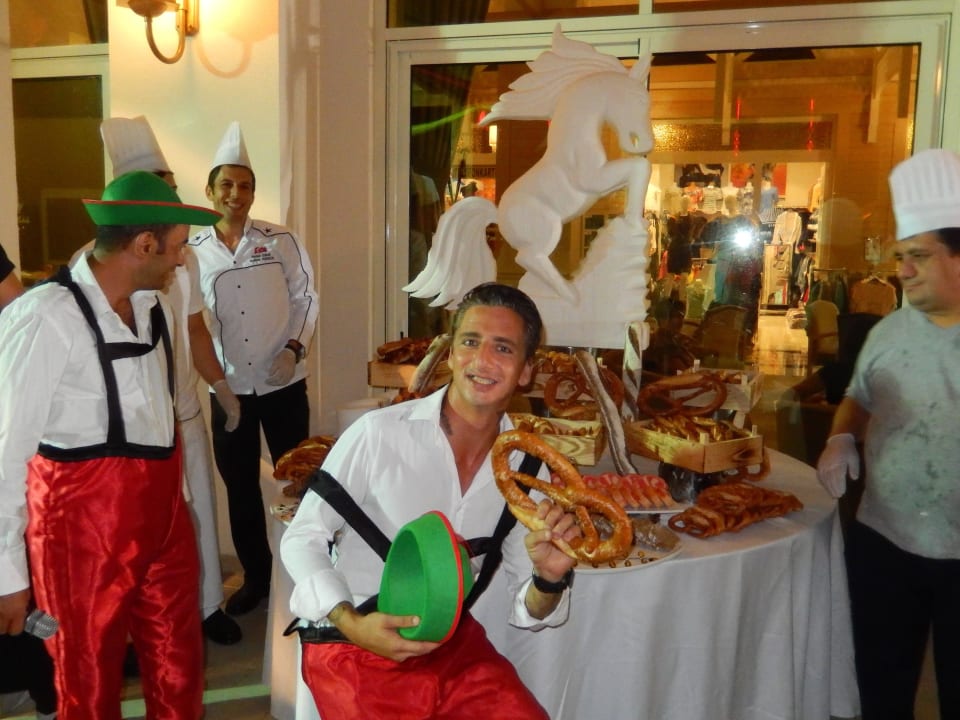 Oktoberfest - leckere Brezl'n Well Palace Side