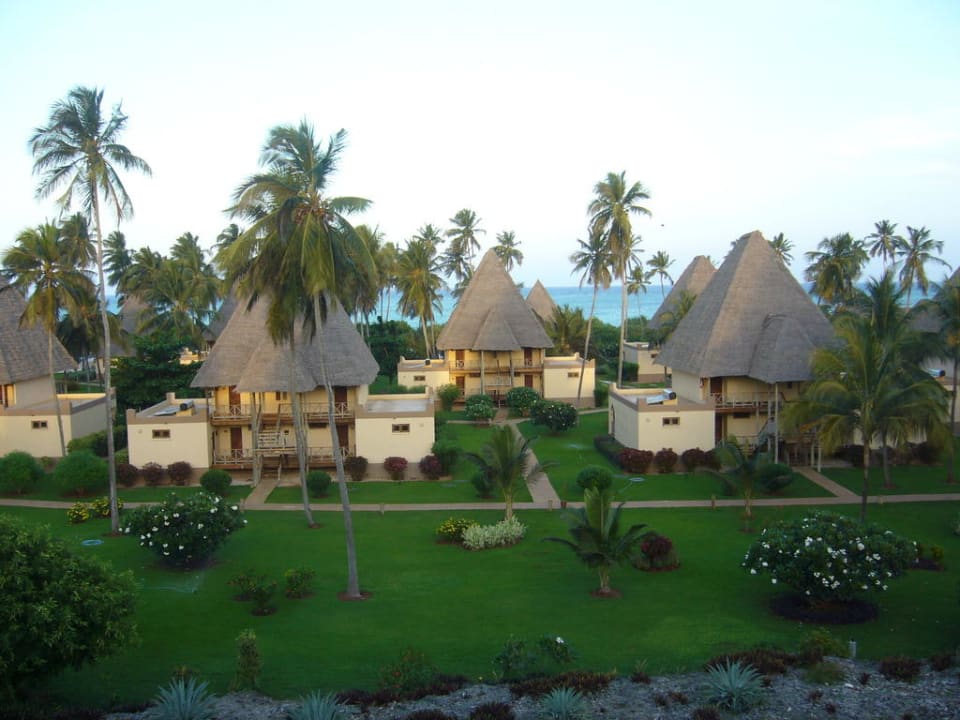 Hotel am Abend, Mond ging auf Neptune Pwani Beach Resort & Spa