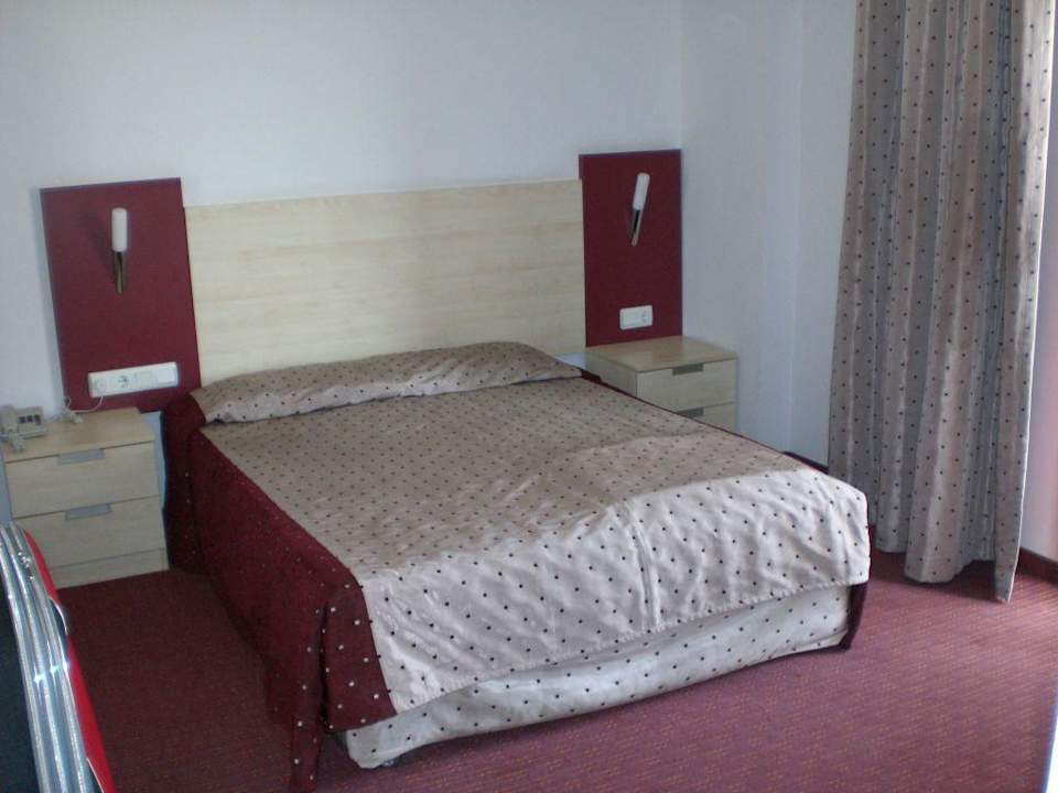 Das Bett im Einzelzimmer Carna Garden Hotel