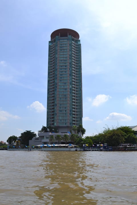 Blick vom Fluss zum Hotel Chatrium Hotel Riverside Bangkok