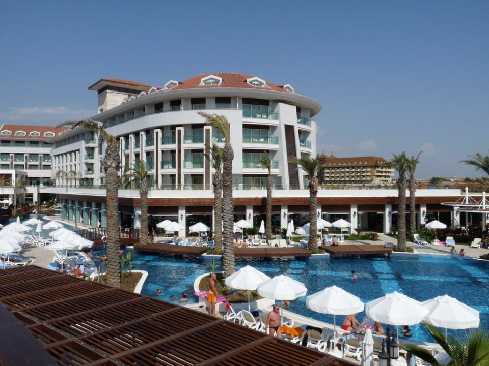 Vom Wasser zum Hotel Sunis Evren Beach Resort Hotel & Spa