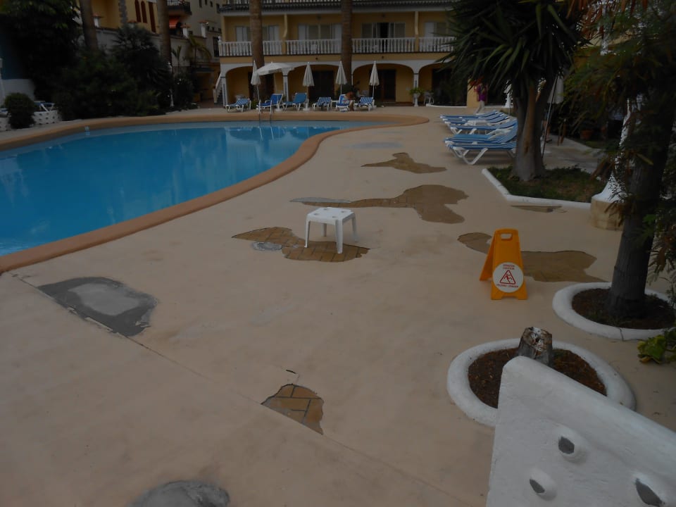 Ramponierter Poolbereich Hotel RF San Borondon