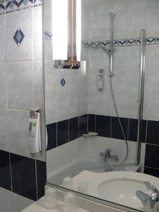 Badezimmer mit Wanne Accueil Hotel - Paris Pigalle Montmartre