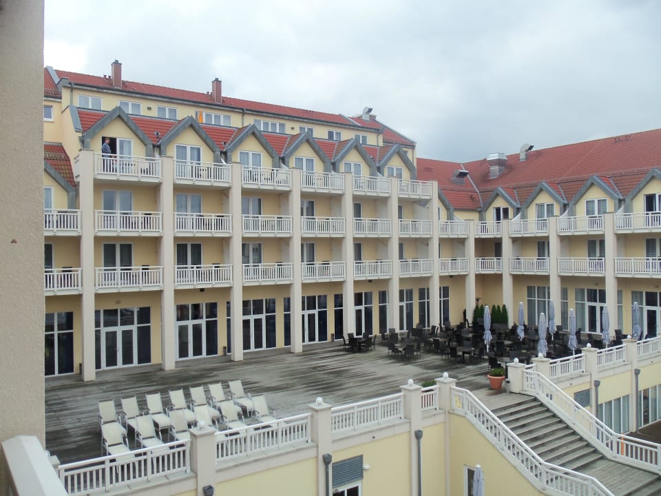 Rückseite mit großer Treppe Precise Resort Hafendorf Rheinsberg