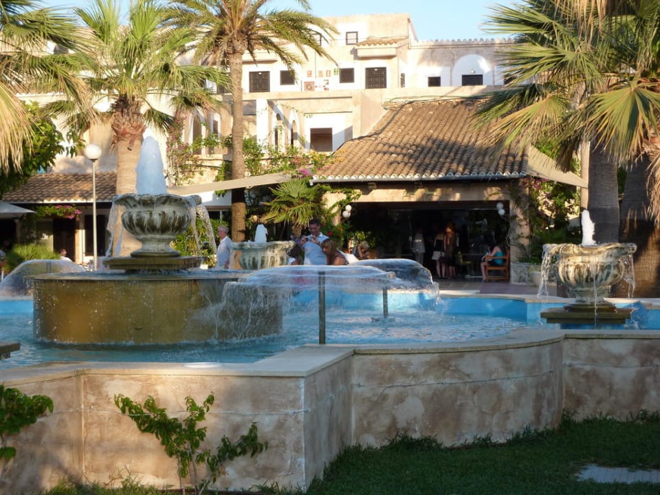 Brunnen direkt vor dem Hotel FERGUS Style Bahamas