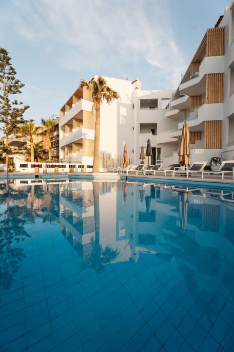 Pool Petradi Beach Lounge Hotel