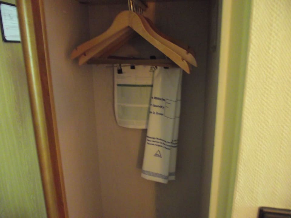Offener Kleiderschrank Leonardo Hotel Hannover Airport