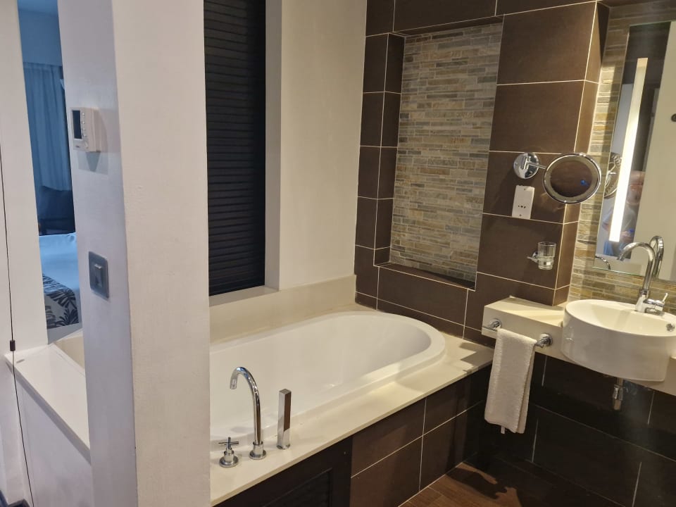 Zimmer Crystals Beach Resort Belle Mare, a member of Radisson Individuals