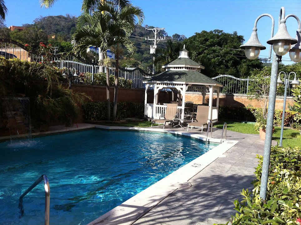 Swimmingpool  Beverly Hills Hotel & Suites