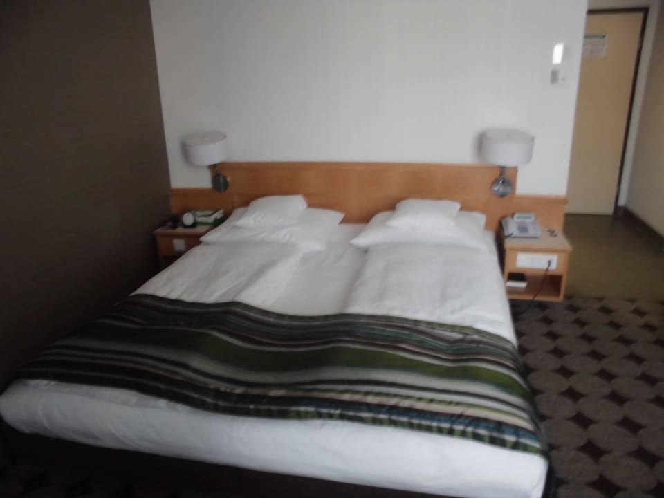 Kingsize-Bett Mövenpick Hotel Nürnberg Airport