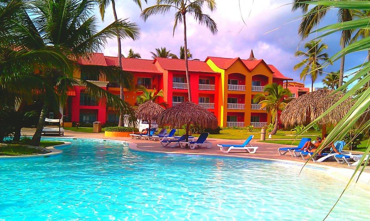 Blick vom Pool aufs Gästehaus Punta Cana Princess All Suites Resort & Spa