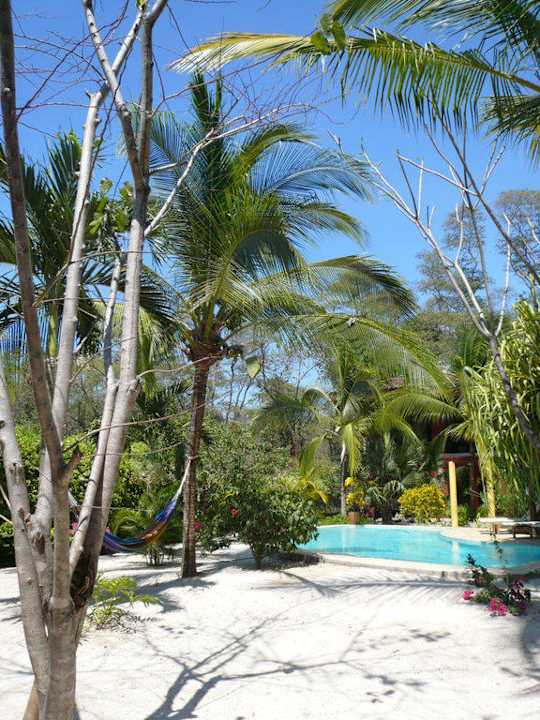 Pool im schönen Garten Hotel Cantarana