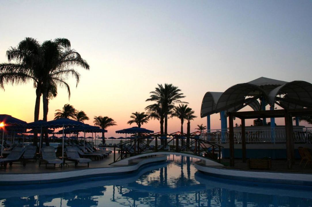 Sonnenaufgang am Pool Rodos Palladium Leisure & Wellness