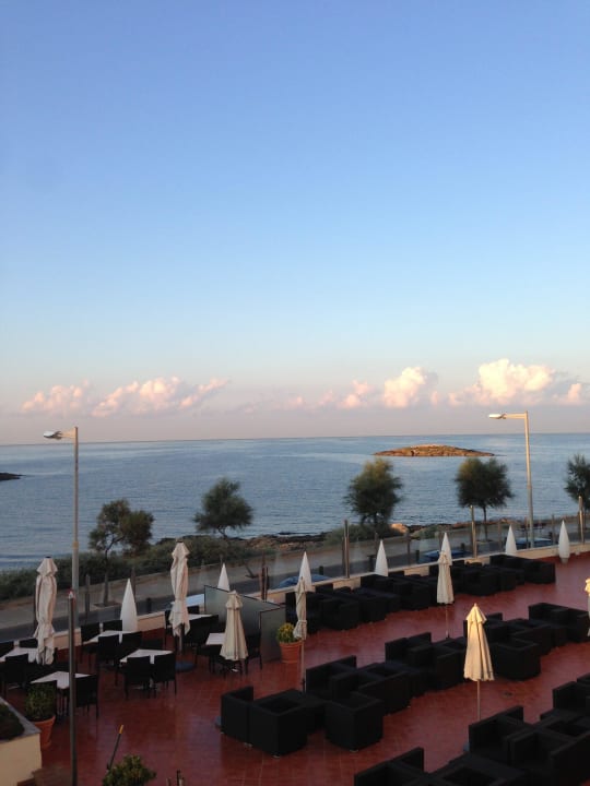 Außensitzgelegenheiten der Bar am frühen Morgen  AluaSoul Palma