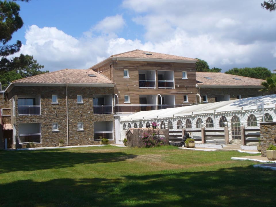 Blick vom Garten auf Haus Hotel La Lagune