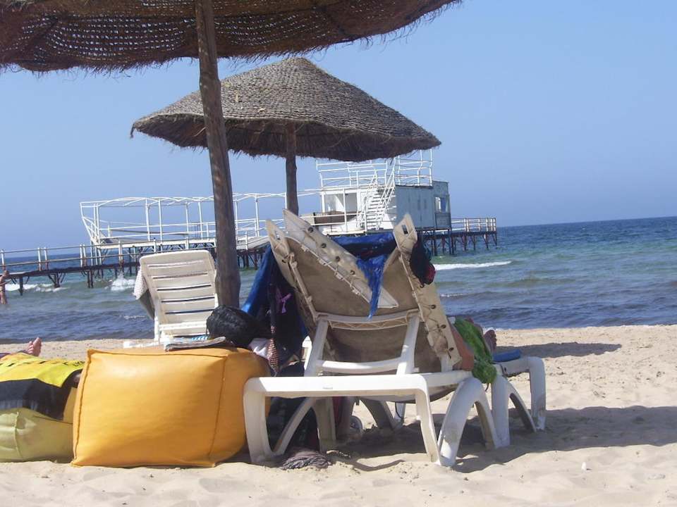 Kaputte Liegen am Strand Alassio Hotel and Thalasso