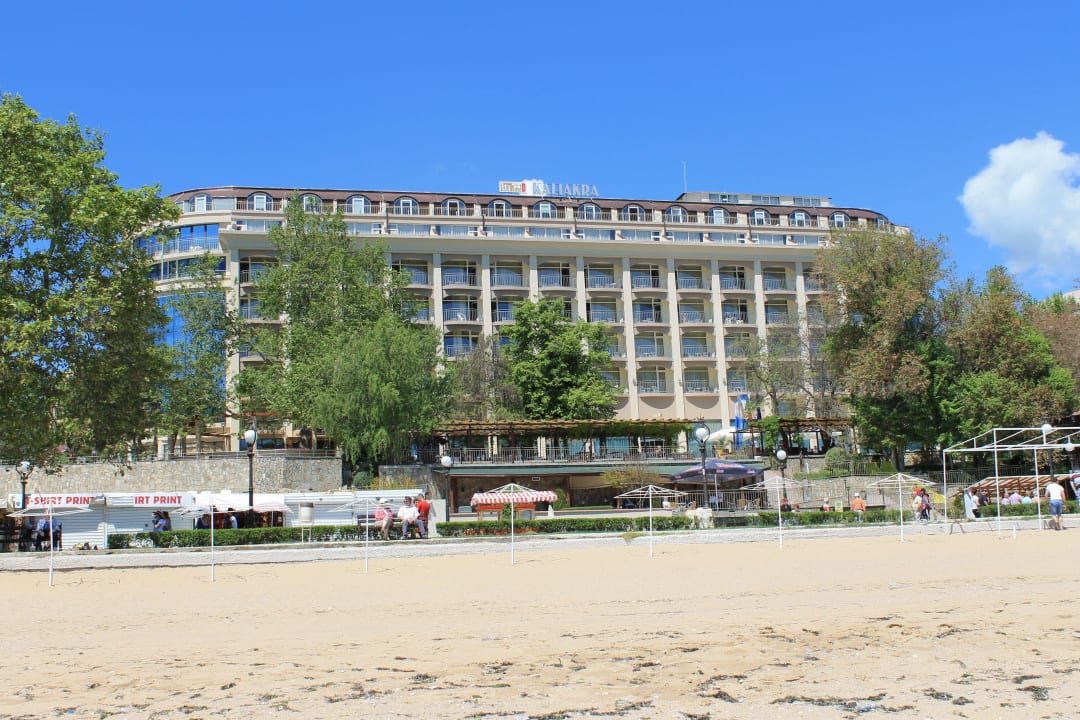 Blick vom Strand auf das Hotel Vemara Beach