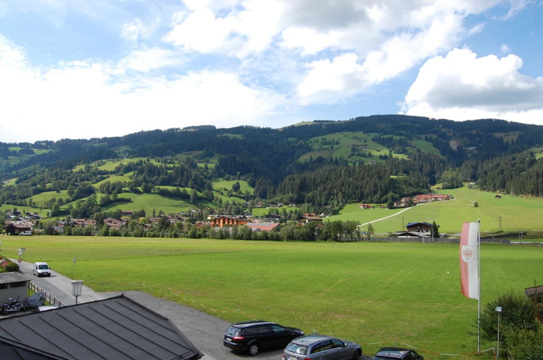 Blick vom Balkon auf Berge und Parkplatz Hotel Loipenstub'n