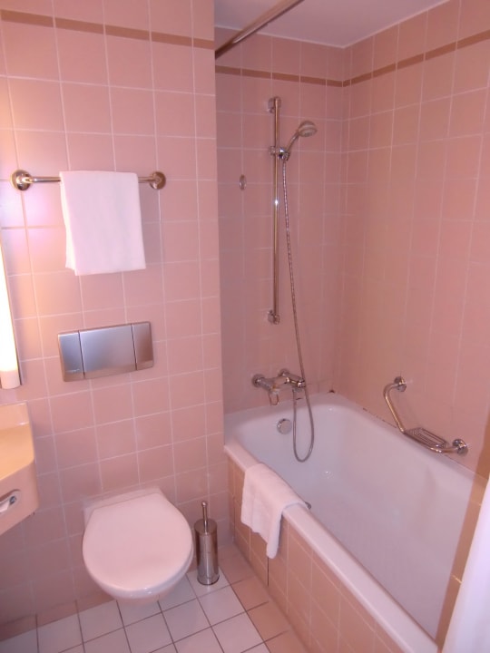 Bad - schmale Duschwanne GINN Hotel Berlin Potsdam