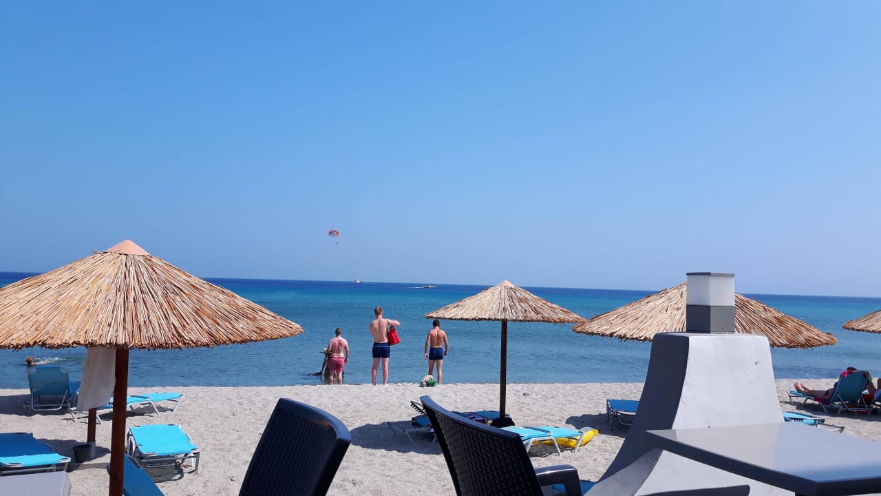 Na tarasie przy plaży  Island Resorts MAYA Beach