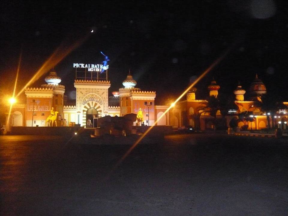 Der schöne Eingang bei Nacht Pickalbatros Alf Leila Wa Leila Resort - Neverland Hurghada