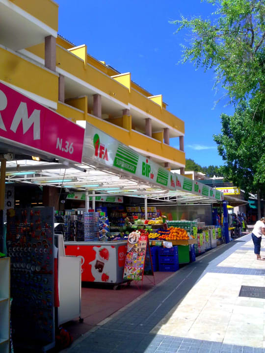 Supermarkt unter dem Hotel und Hotel FLOR los Almendros Apartamentos