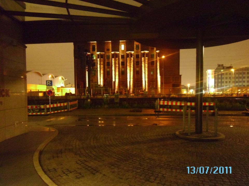 Vor dem Hotel Mövenpick Hotel Hamburg