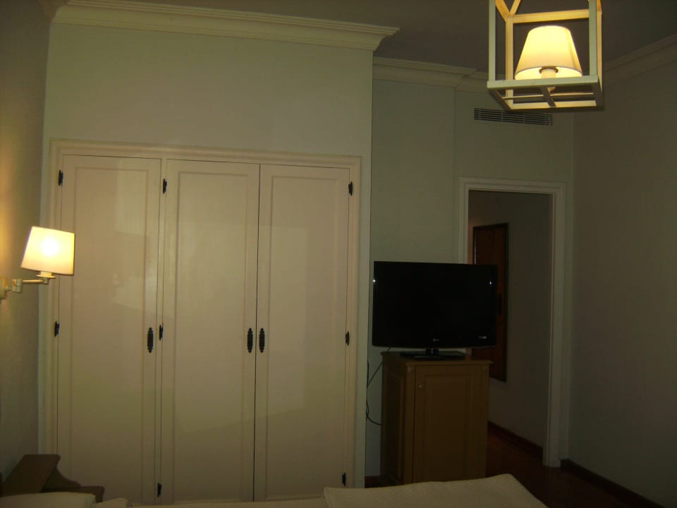 Einbaukleiderschrank, Minibar, TV Hotel Parador el Hierro