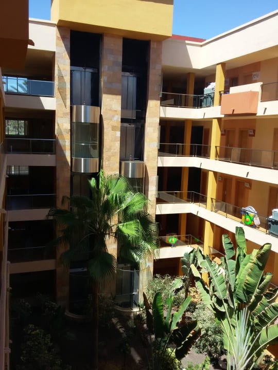 Lift im Innenhof mit Garten Elba Carlota Beach & Golf Resort