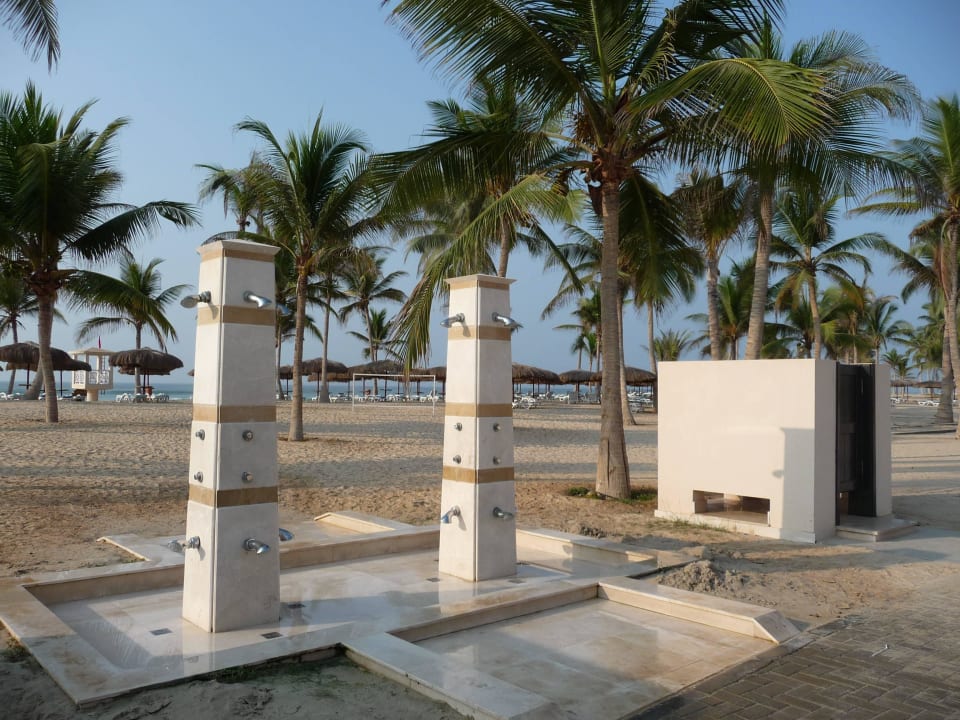 Duschen und Umkleiden am Strand Salalah Rotana Resort
