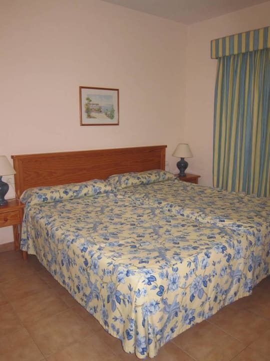 Schlafzimmer mit zwei Einzelbetten Aparthotel Jardin del Conde