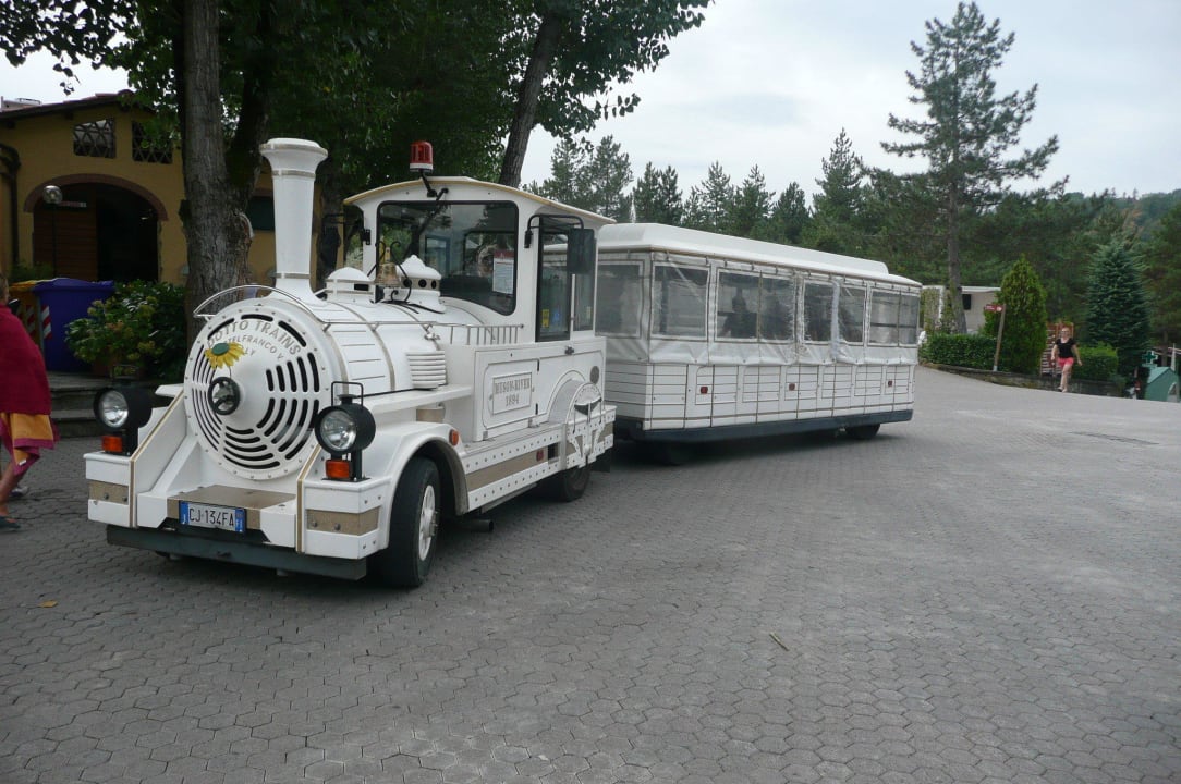 Lokomotywa campingowa Norcenni Girasole Village