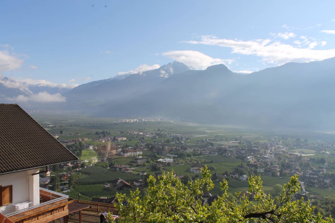 Blick auf Lana und Meran, sowie Meran 2000 Residence Untermösslhof