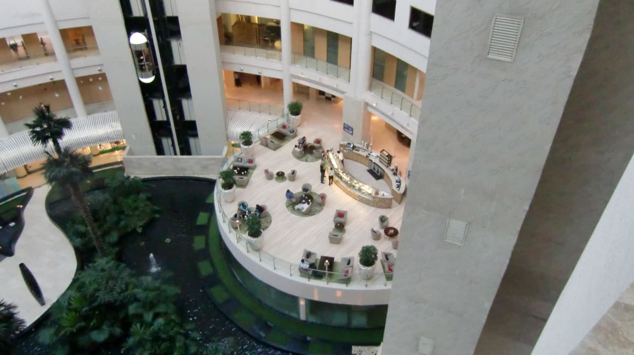 Blick v.2. Stock Richtung Lobby Radisson Blu Hotel New Delhi Dwarka