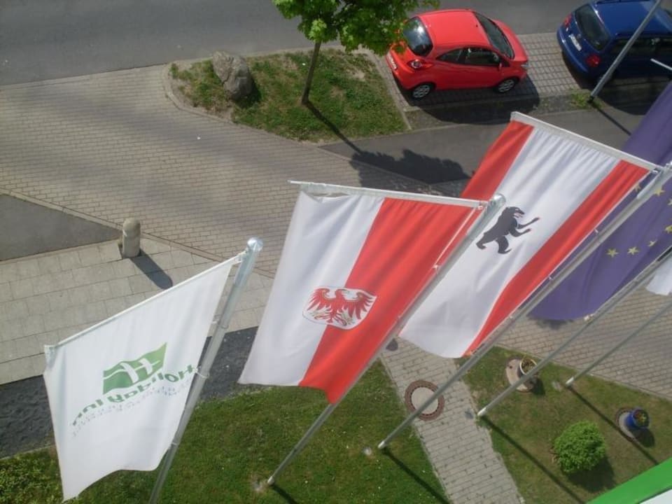 Flaggen vor dem Hotel Holiday Inn Berlin Airport - Conference Centre