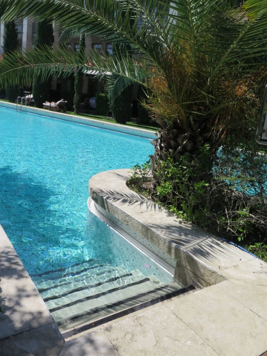 Einer der Zugänge zum Meerwasserpool Gloria Serenity Resort