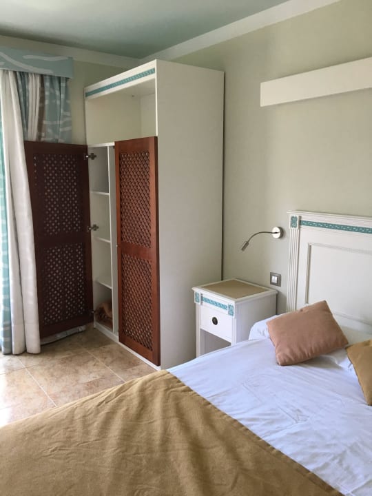 Bett und Schrank Hotel Bahia del Sol