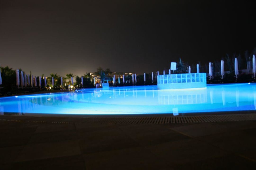 Hinterer Pool bei Nacht Calimera Hane Garden