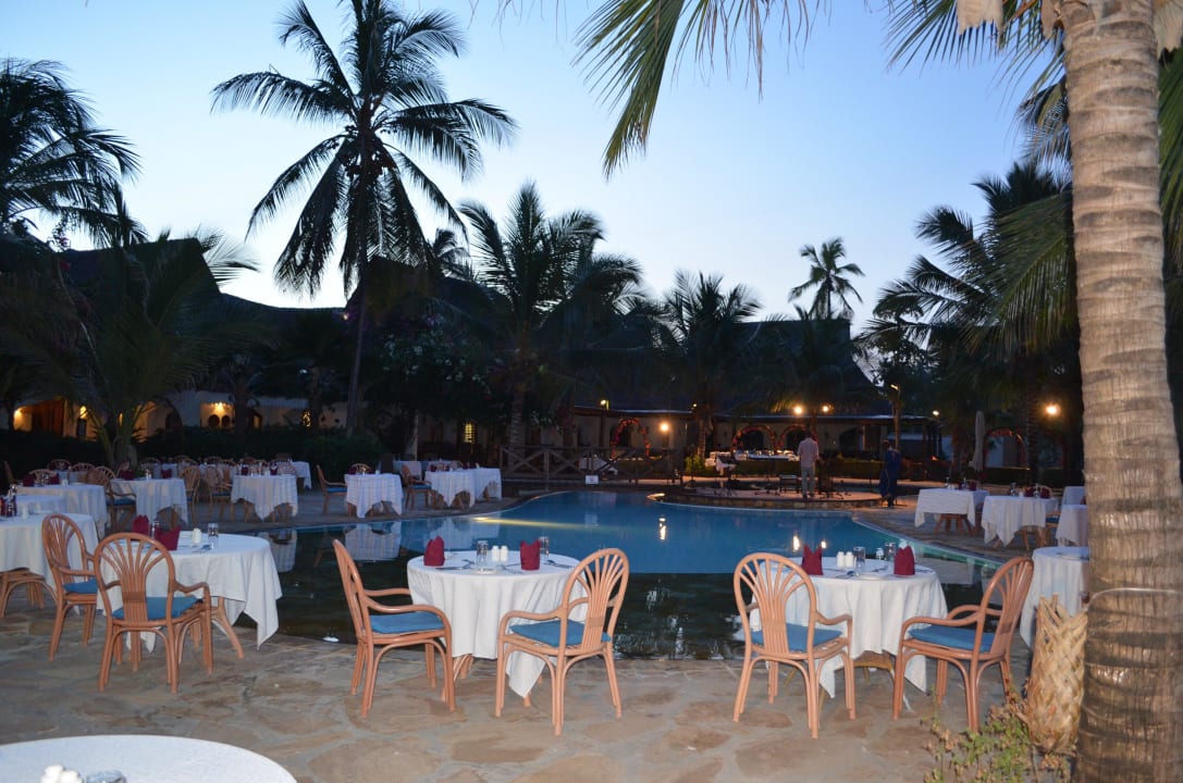 Dinner am Pool Sultan Sands Island Resort & Spa