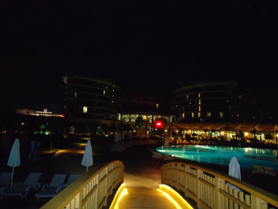 Außenansicht in der Nacht Hotel Baia Lara