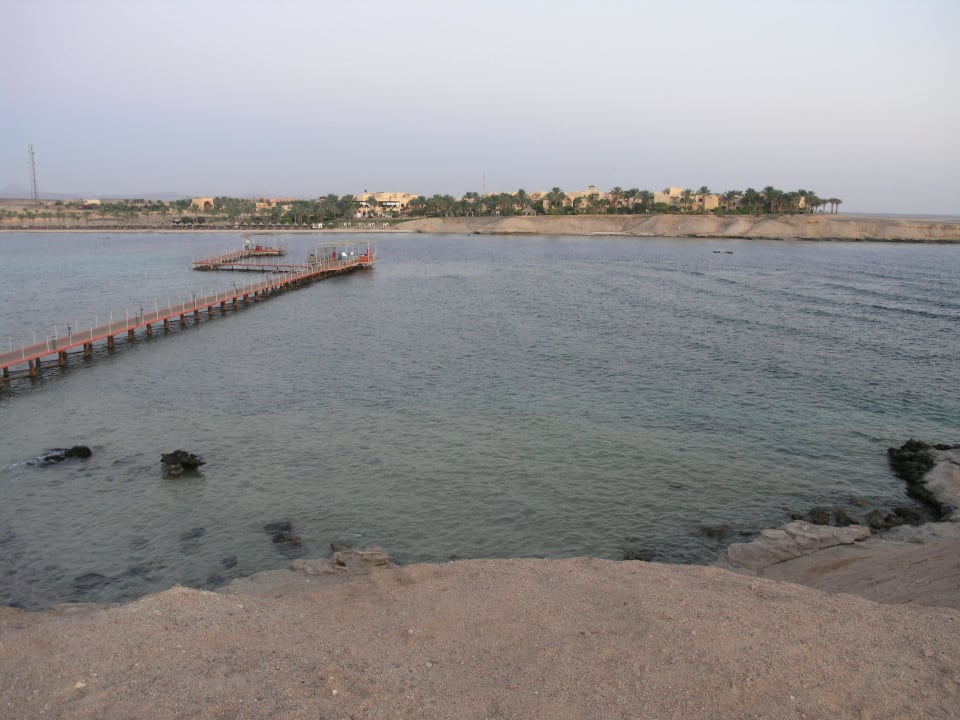 Steg und gegenüber das Hotel Coraya Jaz Solaya